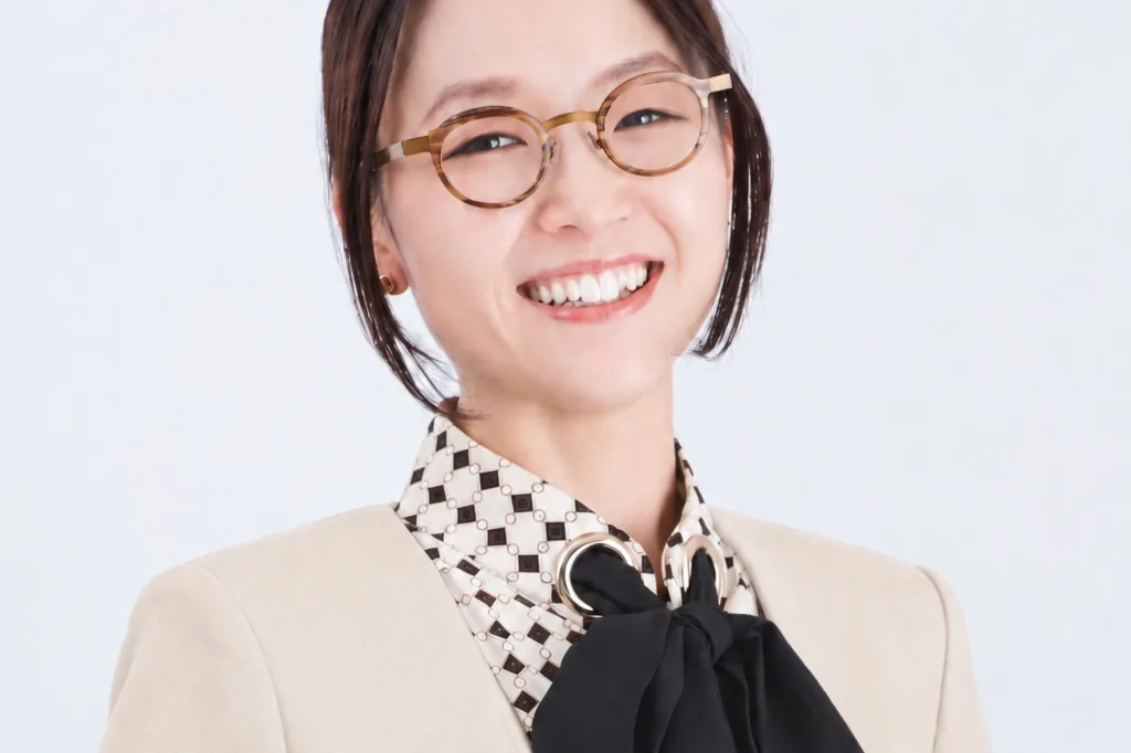 ご案内する女性スタッフ